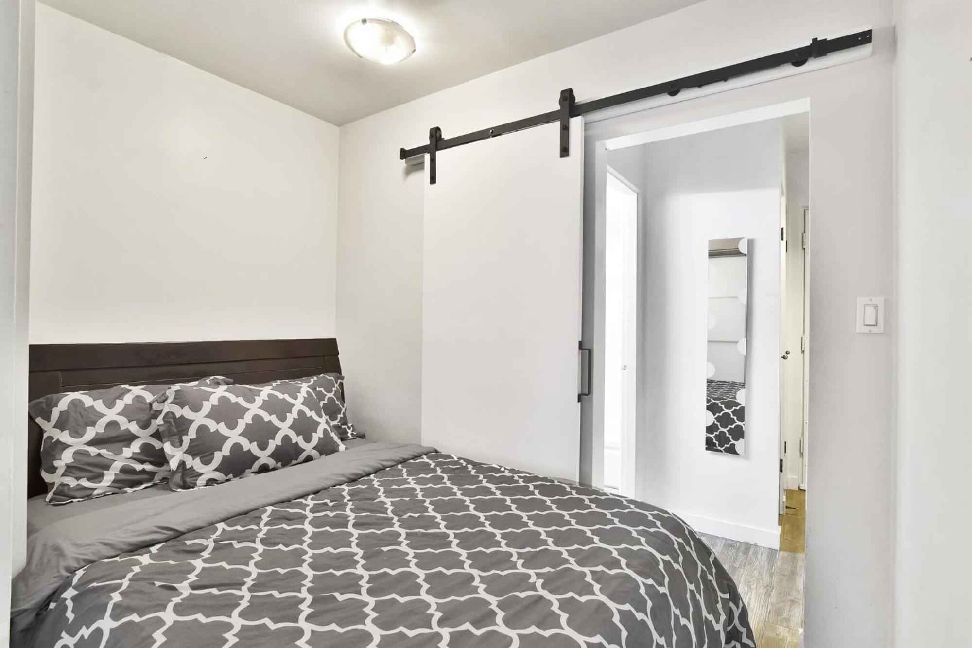 Stylish Downtown Retreat Full Amenities Apartment Vancouver