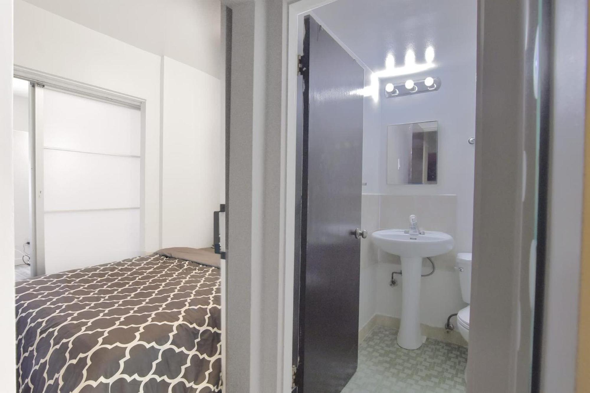 Stylish Downtown Retreat Full Amenities Apartment
